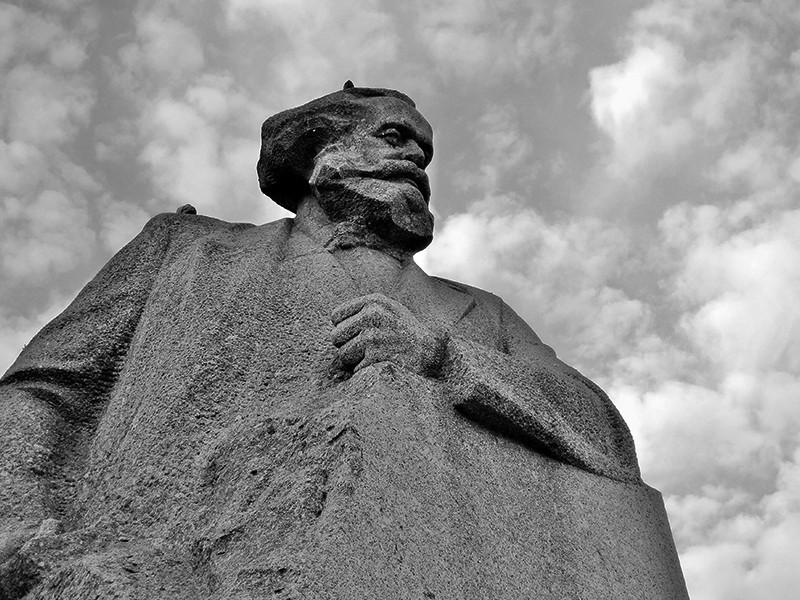 An image of the monument to Karl Marx in Moscow city centre.