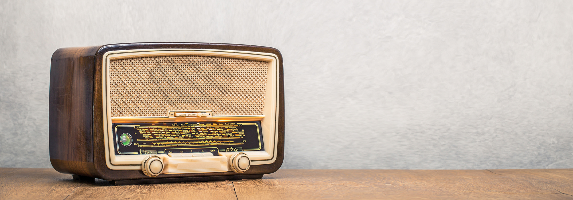 An image of a retro broadcast table radio receiver.