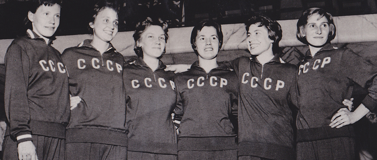A black and white image of the Soviet 1960 Olympics women's fencing team. There are six women stood in a row with matching tracksuits that read 'CCCP'.