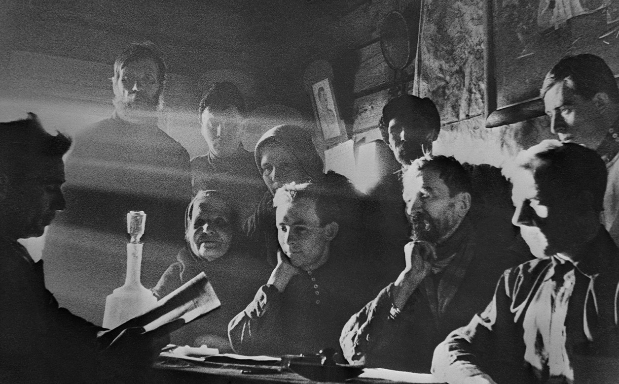 A black and white image of a meeting of the elected management committee of the 'New Life' collective farm in Moscow.