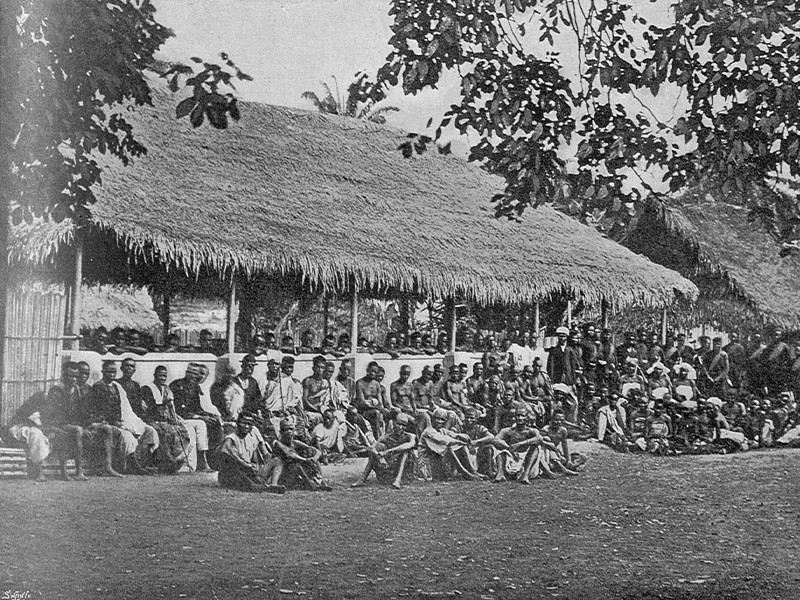 Black and white photograph of many slaves for sale in Ikoradu, Lagos.