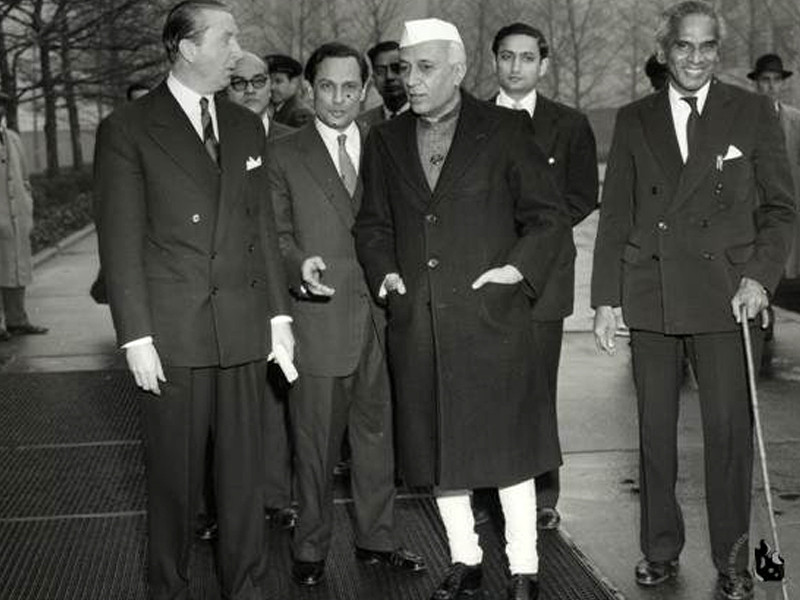 Black an white photograph of several men, including Jawaharlal Nehru and V. K. Krishna Menon.